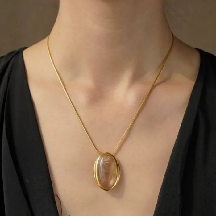 Gold Rutilated Quartz Κολιέ με οβάλ μενταγιόν - μίνιμαλ χρυσό