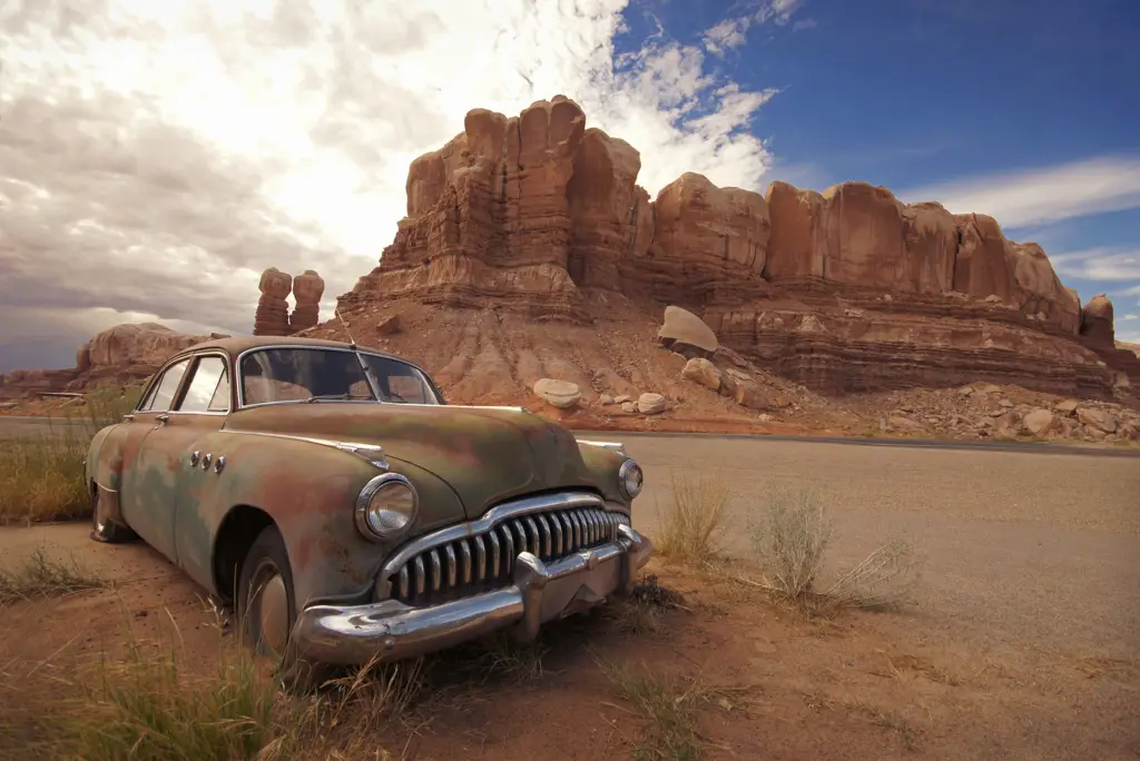 Φωτοταπετσαρία Old Car In The Desert